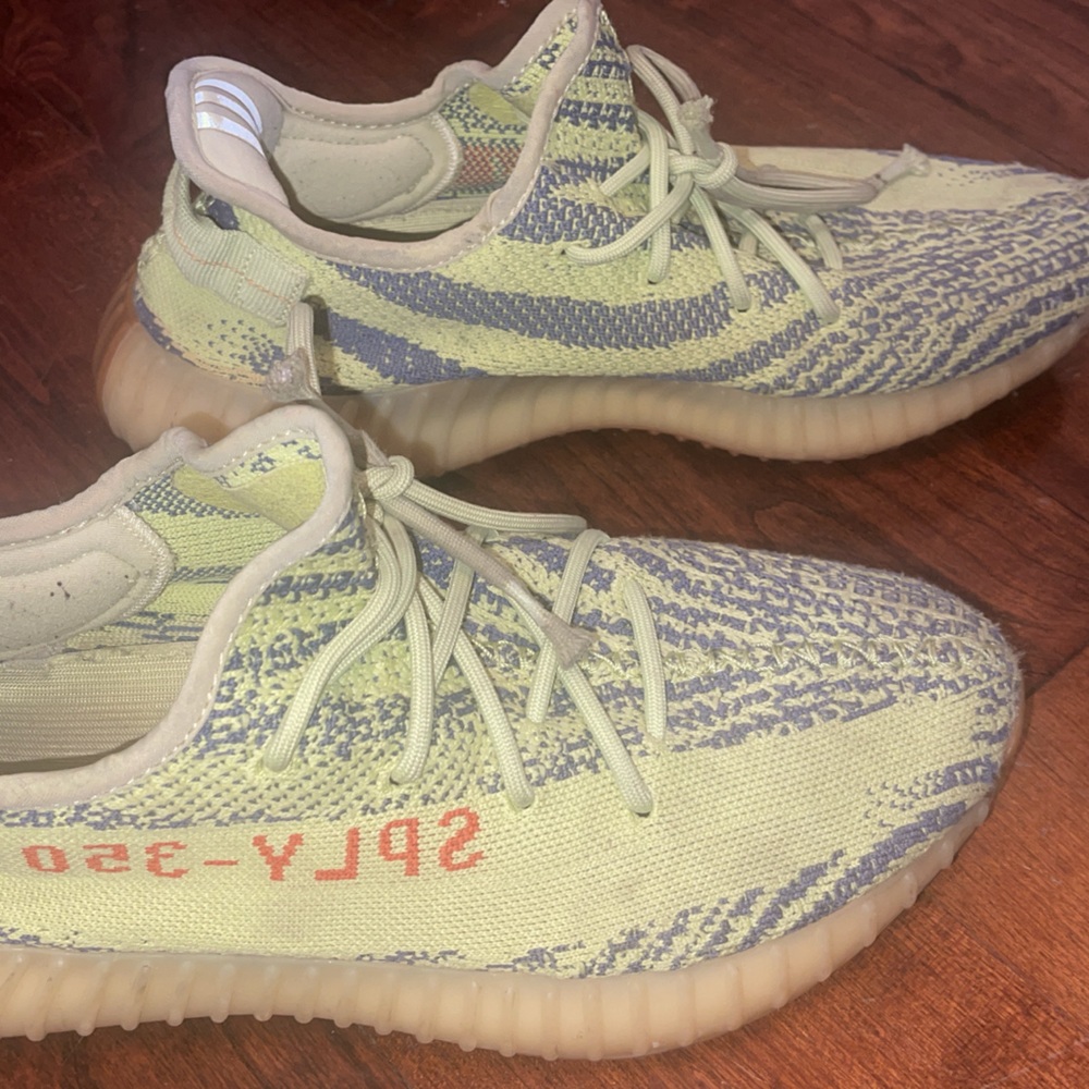 adidas Yeezy Boost 350 V2
Men 10 1/2